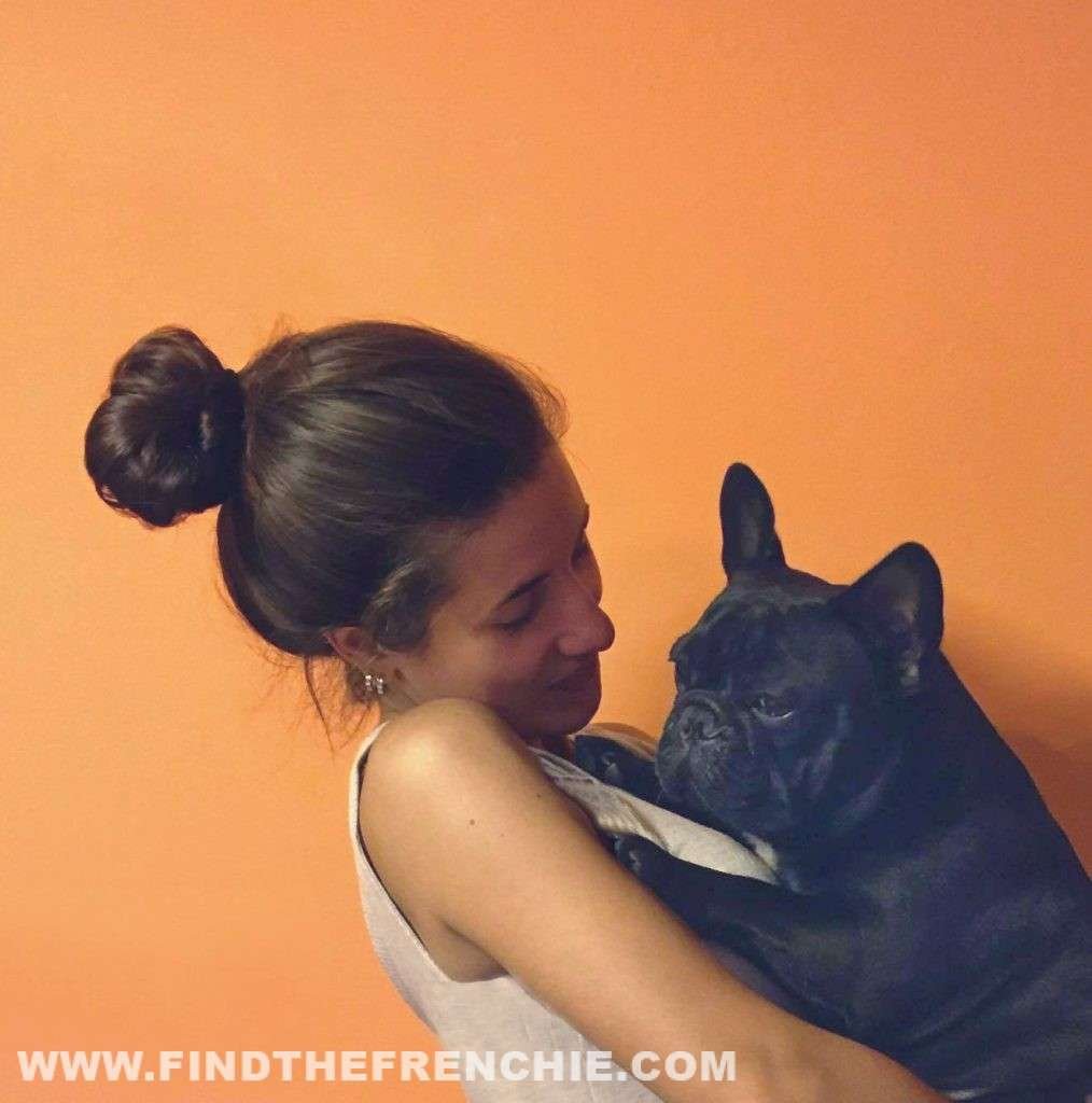 Frenchie Lo sguardo innamorato di Giulia per il suo bouledogue francese... Lo sguardo innamorato di Giulia per il suo bouledogue francese...